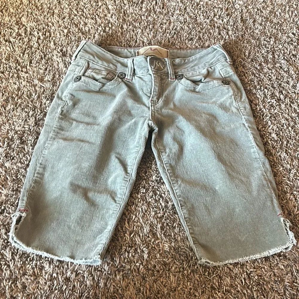 Marlowโlightโgreenโcorduroyโshorts,โsizeโ27.